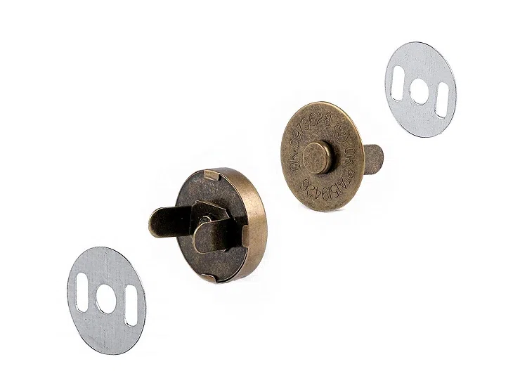 Zapięcie magnetyczne 18mm stare złoto z nóżkami