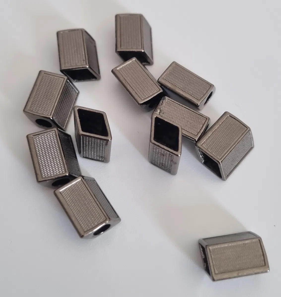 Końcówka metalowa 12 mm czarne srebro 2 szt